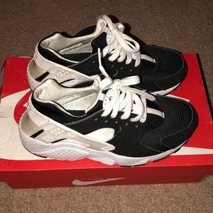 Black and white Huarache Sneakers